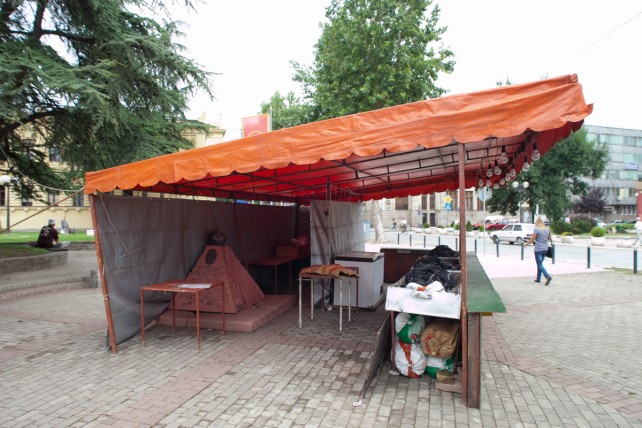 Roštilj ispred spomen obeležja