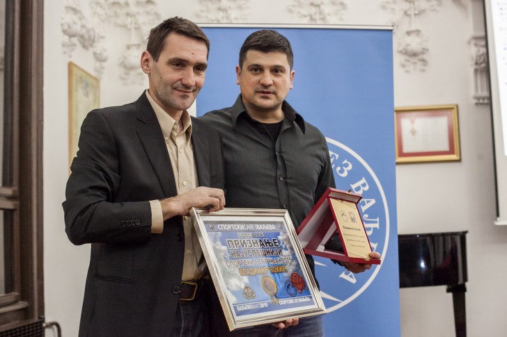 Radomir Simić uručuje priznanje Vladimiru Đokiću
