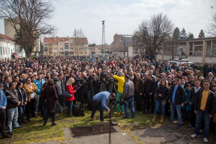 Okupljeni u dvorištu Medicinske škole