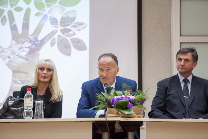 Načelnica, ministar i direktor