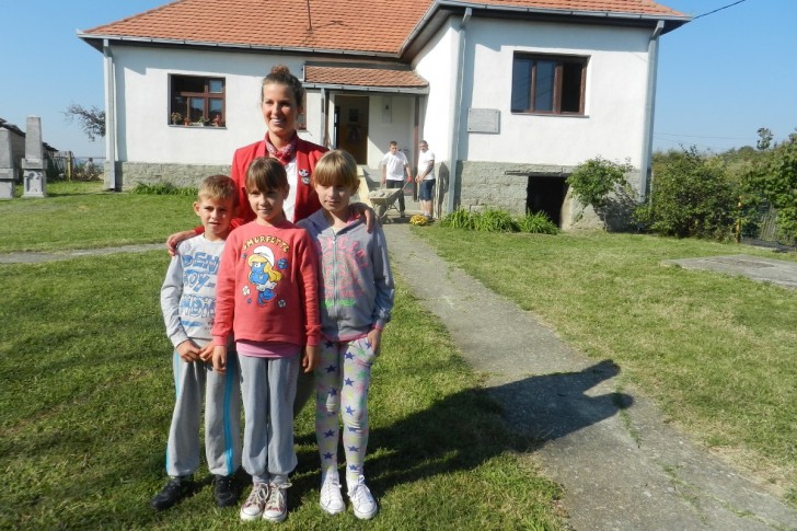 Učiteljica Nataša sa svojim učenicima 