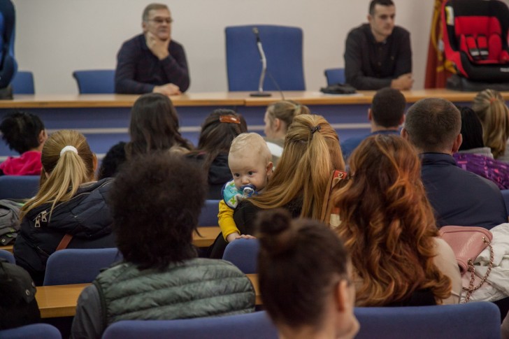 Podela auto sedišta za bebe