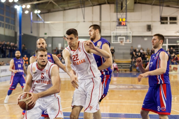 Janković i Dujković ispod koša gostiju