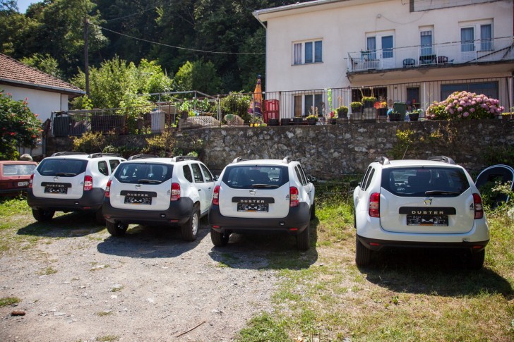 Dacie za policiju u dvorištu Direkcije (jun 2017.)
