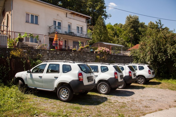 Dacie dusteri u dvorištu Direkcije