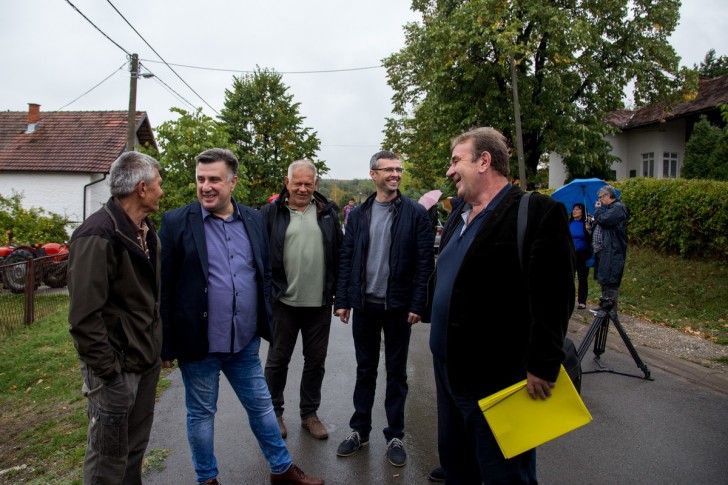 Meštani, gradonačelnik, pomoćnik i direktor