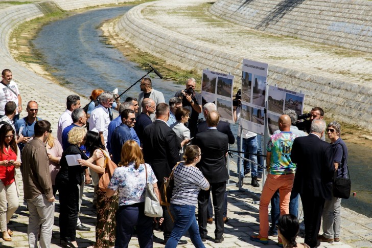 Ispred panoa sa fotografijama Kolubara nekad i sad (2018.)