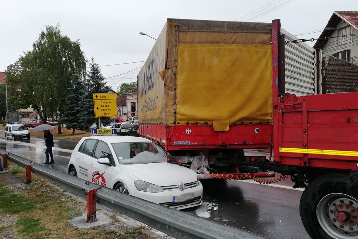 Kamion udario u vozilo auto škole