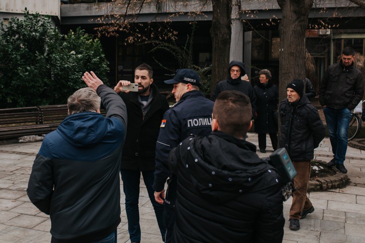 Lice snima protestni skup