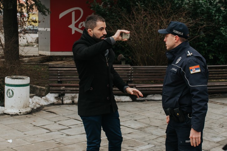 Lice snima protestni skup