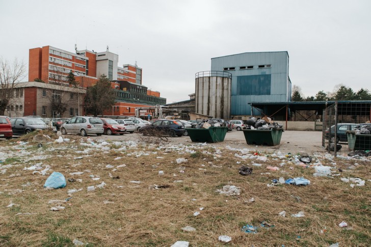 Dvorište bolnice (subota 16 časova)