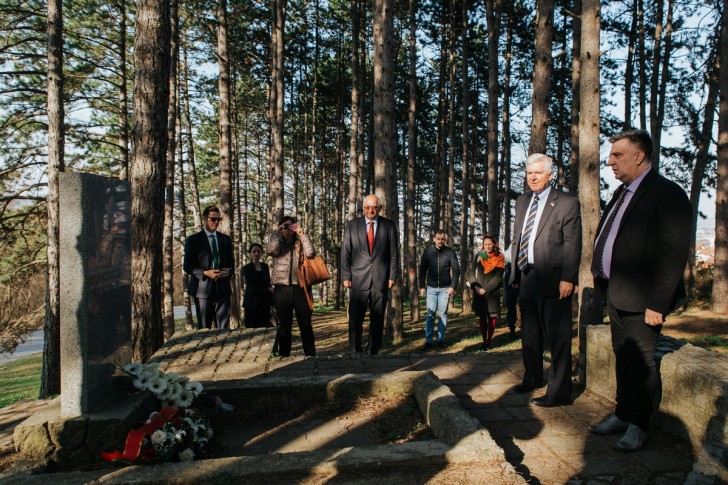 Položili cveće ambasador i gradonačelnik