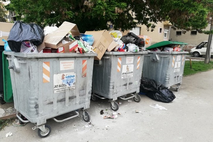 Kontejneri prepuni đubreta