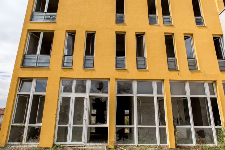 Polupani prozori na Gerontološkom centru