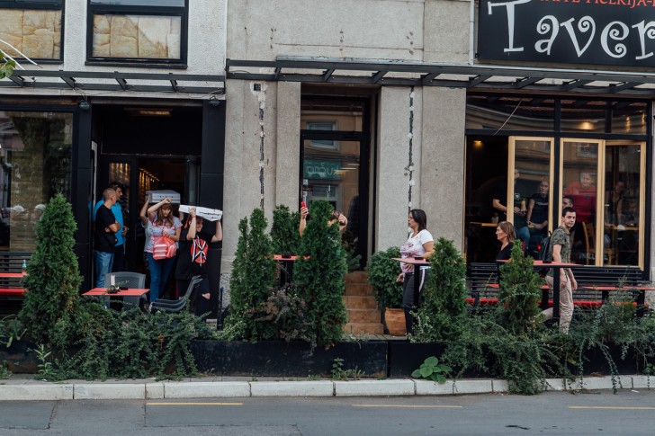 Učesnici Prajd karavana napuštaju restoran