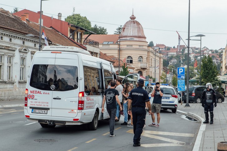 Učesnici Prajd karavana napuštaju Valjevo