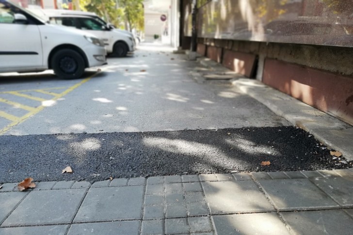 Zakrpljen trotoar nakon radova