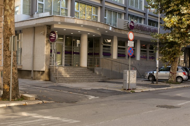 Zakrpljen trotoar nakon radova