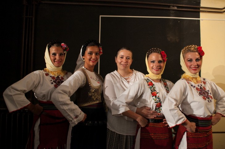 Vanda Grujičić sa devojkama iz KUD Đerdan