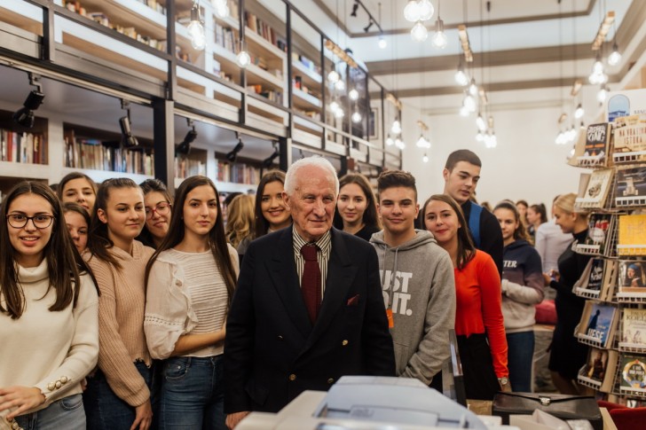 Matija Bećković sa gimnazijalcima
