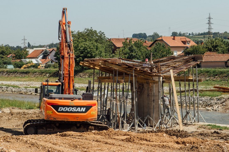 Izgradnja pešačkog mosta