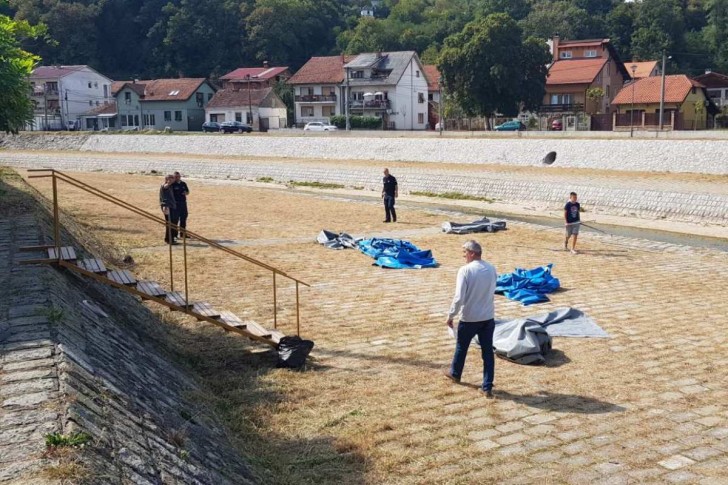 Srušena šatra