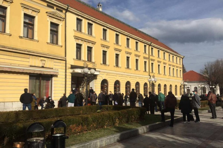 Građani čekaju na vakcinaciju
