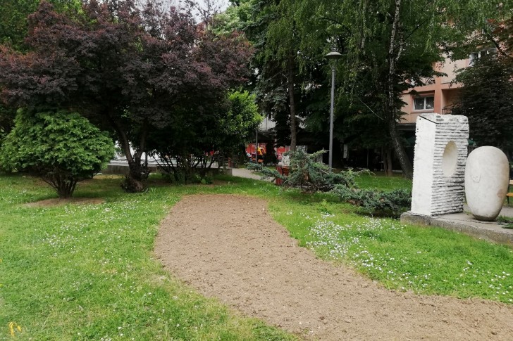 Park ispred limenke bez cveća