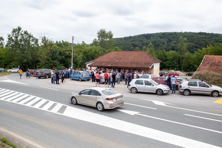 Okupljeni meštani osam sela