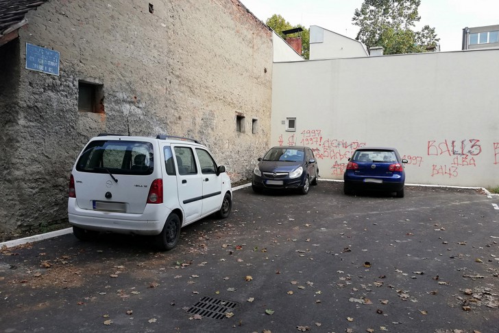 Vozila na mestu za kontejnere