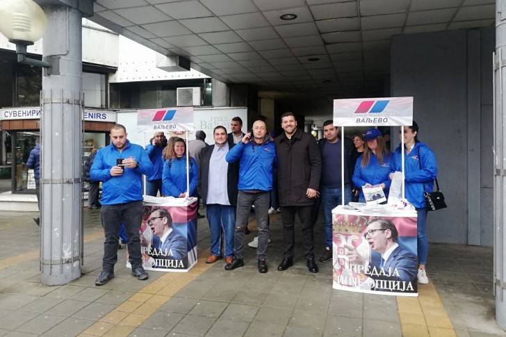 Štand SNS ispred Gradske kuće