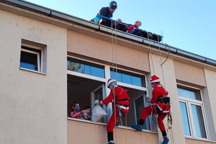 Deda Mraz doneo paketiće