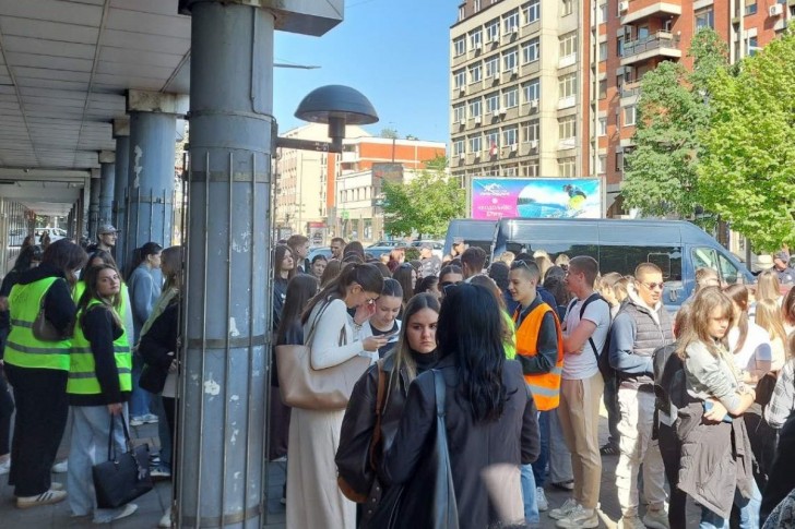 Gimnazijalci blokirali ulaz u Gradsku upravu