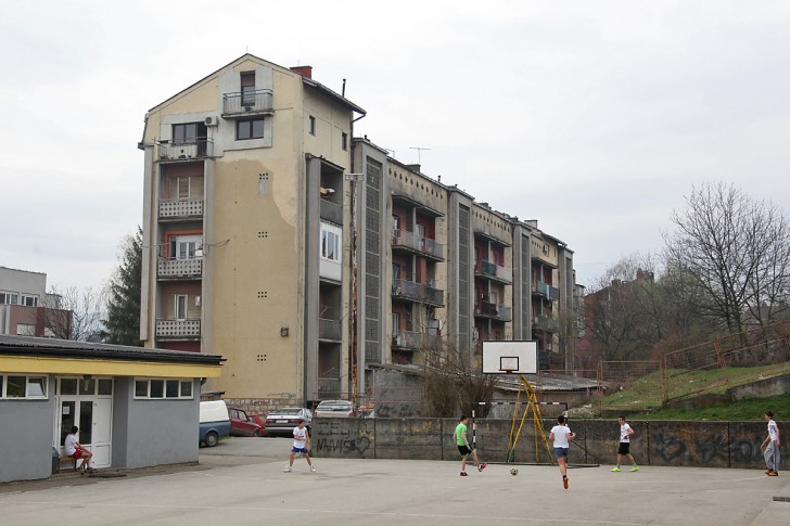 Stambena zgrada pored školskog dvorišta