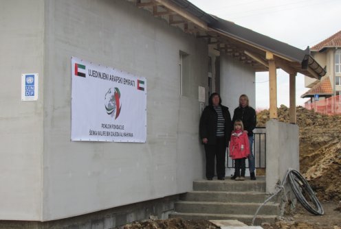 Rakići ispred nove kuće (foto: Dragan Todorović)