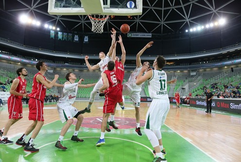 Duel pod košem (foto: www.abaliga.com)