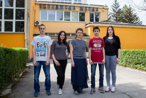Pobednička ekipa sa profesorkom Ekonomske škole (foto: Đorđe Đoković)