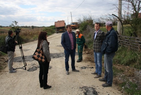 Glisic sa mestanima Trlića (foto: Glas Tamnave)