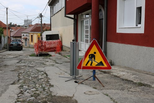 Rupe na Ulici Kneza Jovice (avgust 2017.) (foto: Kolubarske.rs)