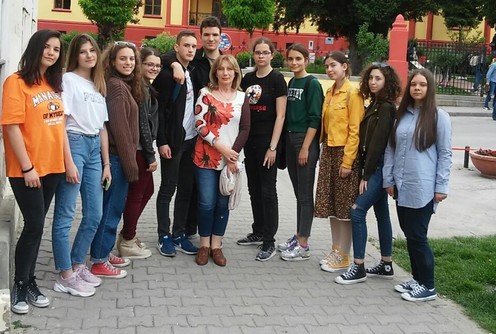 Uspešni gimnazijalci i profesor (foto: www.valjevskagimnazija.edu.rs)