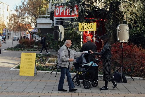 Loklaci dele info materijal (foto: Đorđe Đoković)