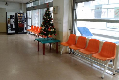 Nove klupu u čekaonic Urgentno-prijemne službe (foto: www.obvaljevo.rs)