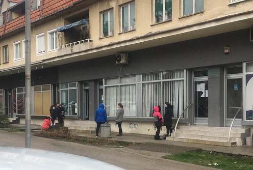 Ispred ambulante na Petom puku (foto: Roditelj)