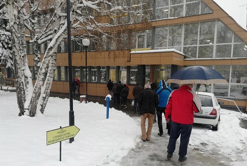 Ispred Doma zdravlja (foto: Kolubarske.rs)