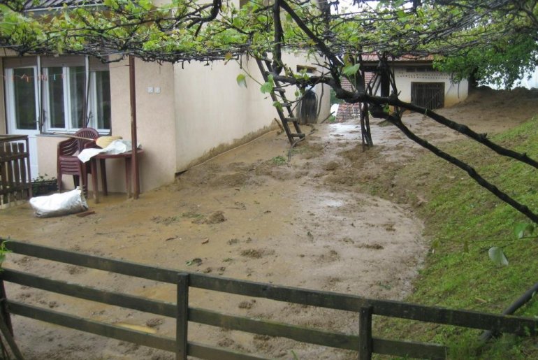 Kuća na klizištu (foto: Dragan Savić)
