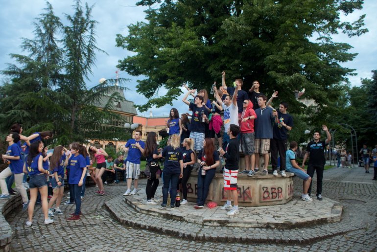 Maturanti Valjevske gimnazije 2014.(arhiva) (foto: Đorđe Đoković)