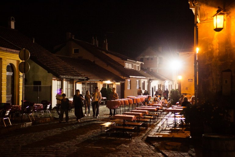 Tešnjar- stolovi čekaju goste (foto: Đorđe Đoković)