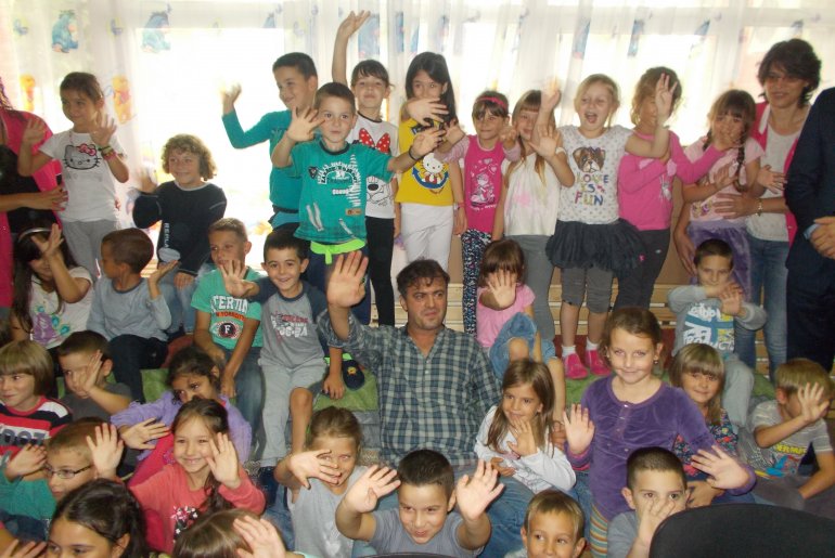 Sergej Trifunović sa ubskim mališanima (foto: Dragana Nedeljković)
