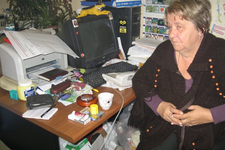 <p>Snežana Andrić u „prebukiranoj” kancelariji Crvenog krsta</p> (foto: Dragan Savić)