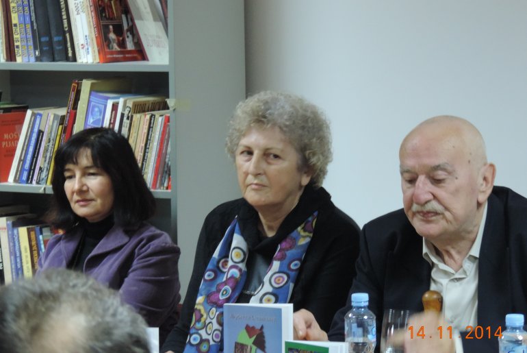 <p>Dragica Puljezević, Ljubinka Stevanović i Radovan – Beli Marković</p> (foto: Dragan Savić)